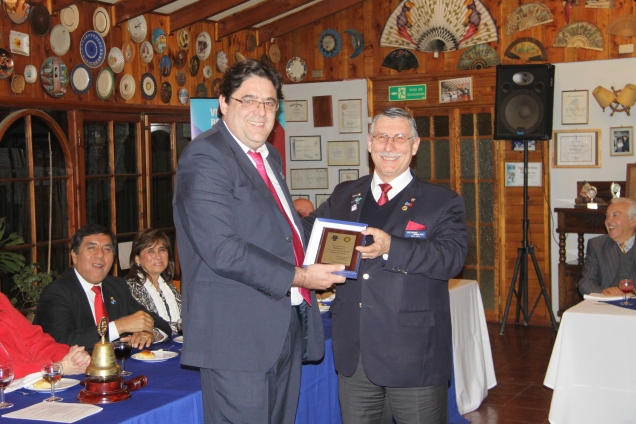 RC Olmué entrega reconocimiento a GD Jorge Vega